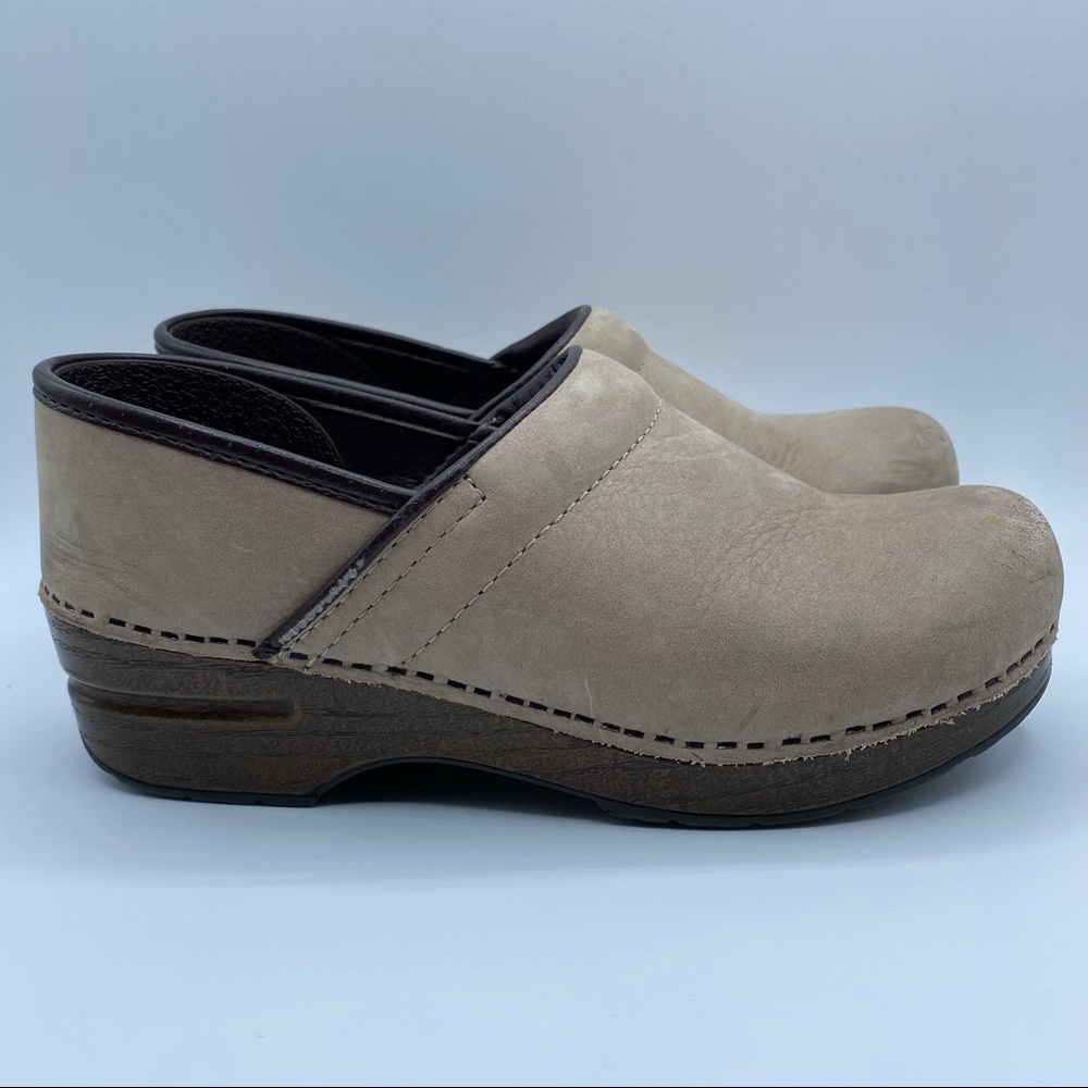 Dansko Womens Slip On Professional Soft Full Grain Leather Clogs 38 (US 7.5-8)